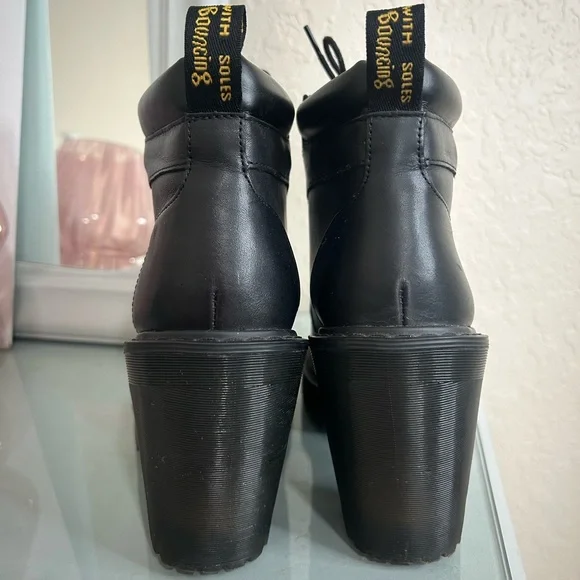 Dr. Martens Averil Women’s Leather Heeled Ankle Boot in Size 7 - Picture 3 of 10